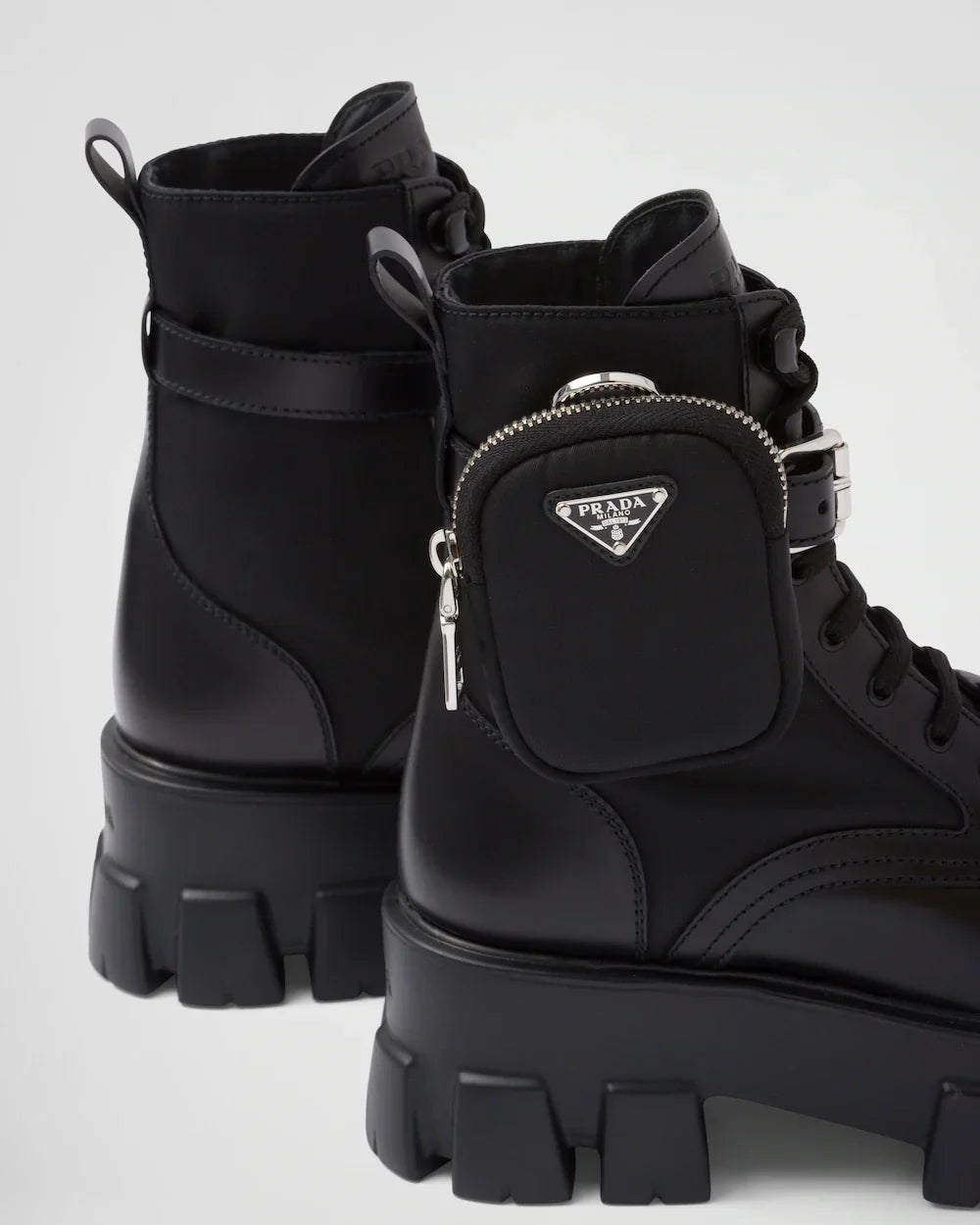 PRADA Stivaletti Monolith in pelle e Re-Nylon con pouch